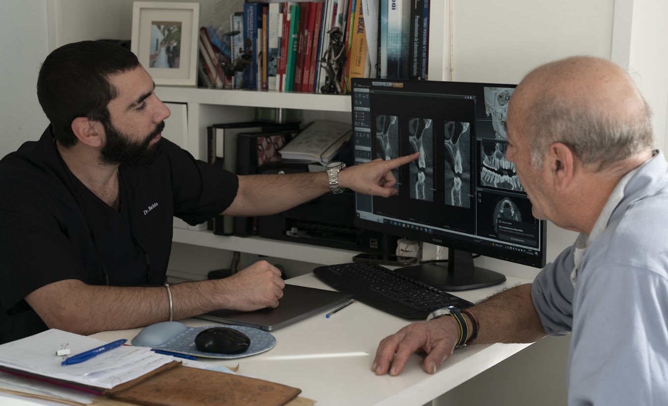 Dr. Raúl Babío Arjona explicando un caso dental a un paciente
