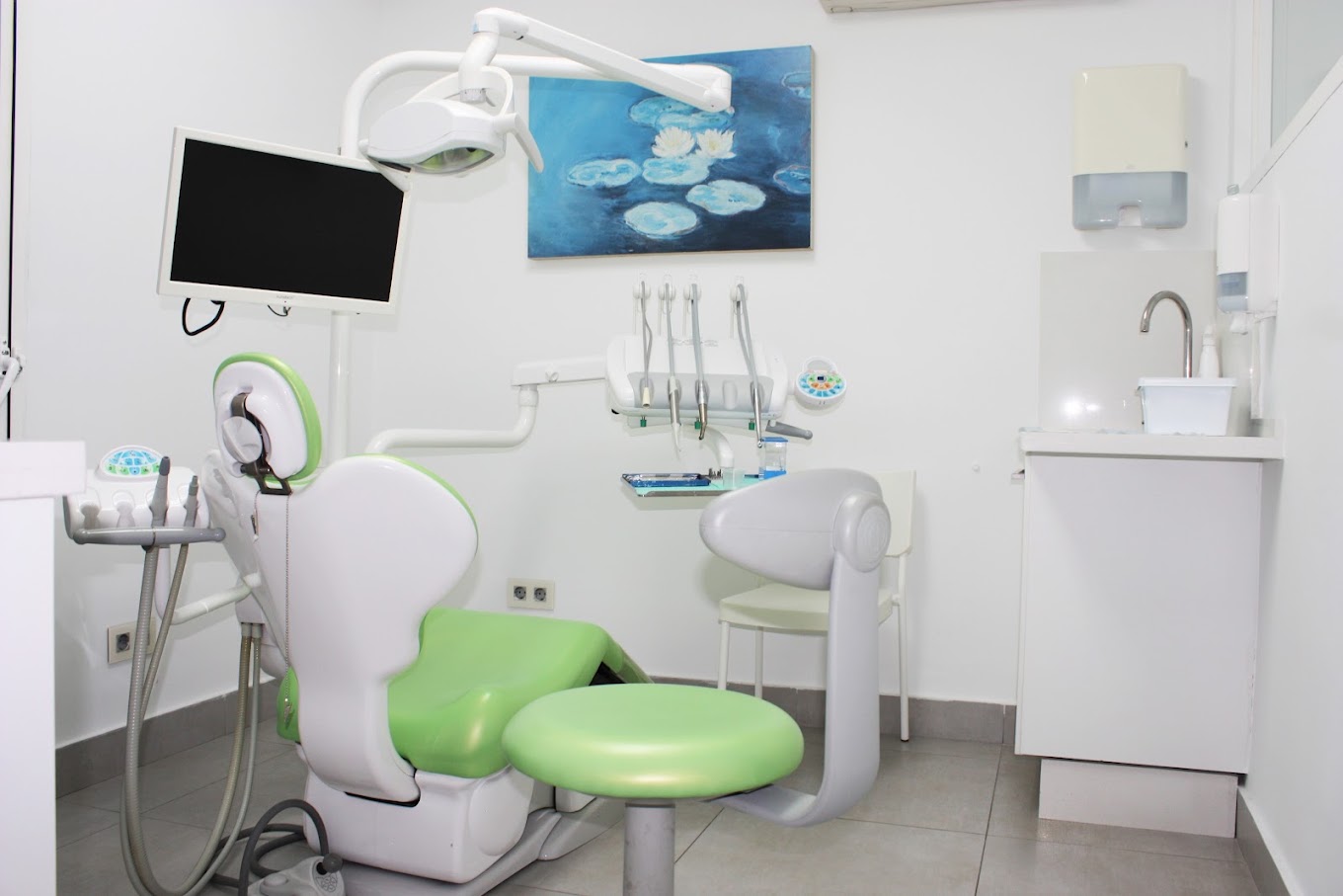 Gabinete dental con sillón verde de la Clínica Dental Doctor Babío