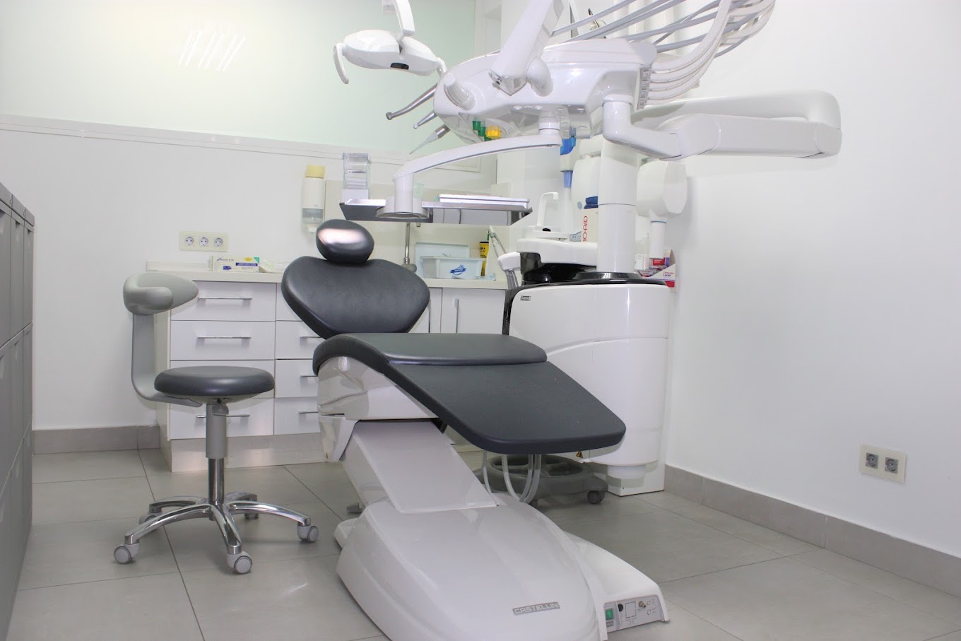 Gabinete dental con sillón oscuro de la Clínica Dental Doctor Babío