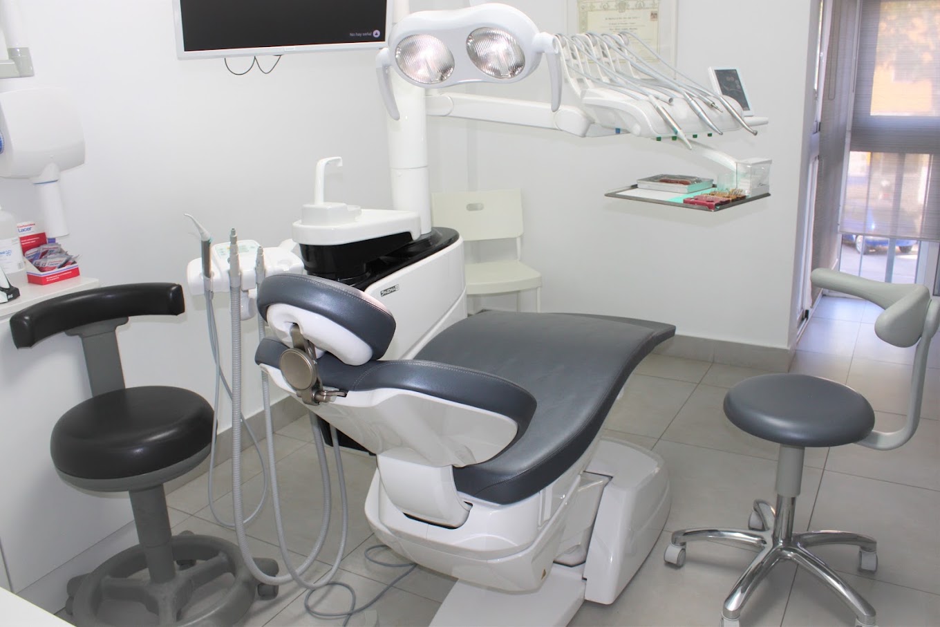 Gabinete dental con sillón oscuro y luz clínica de la Clínica Dental Doctor Babío
