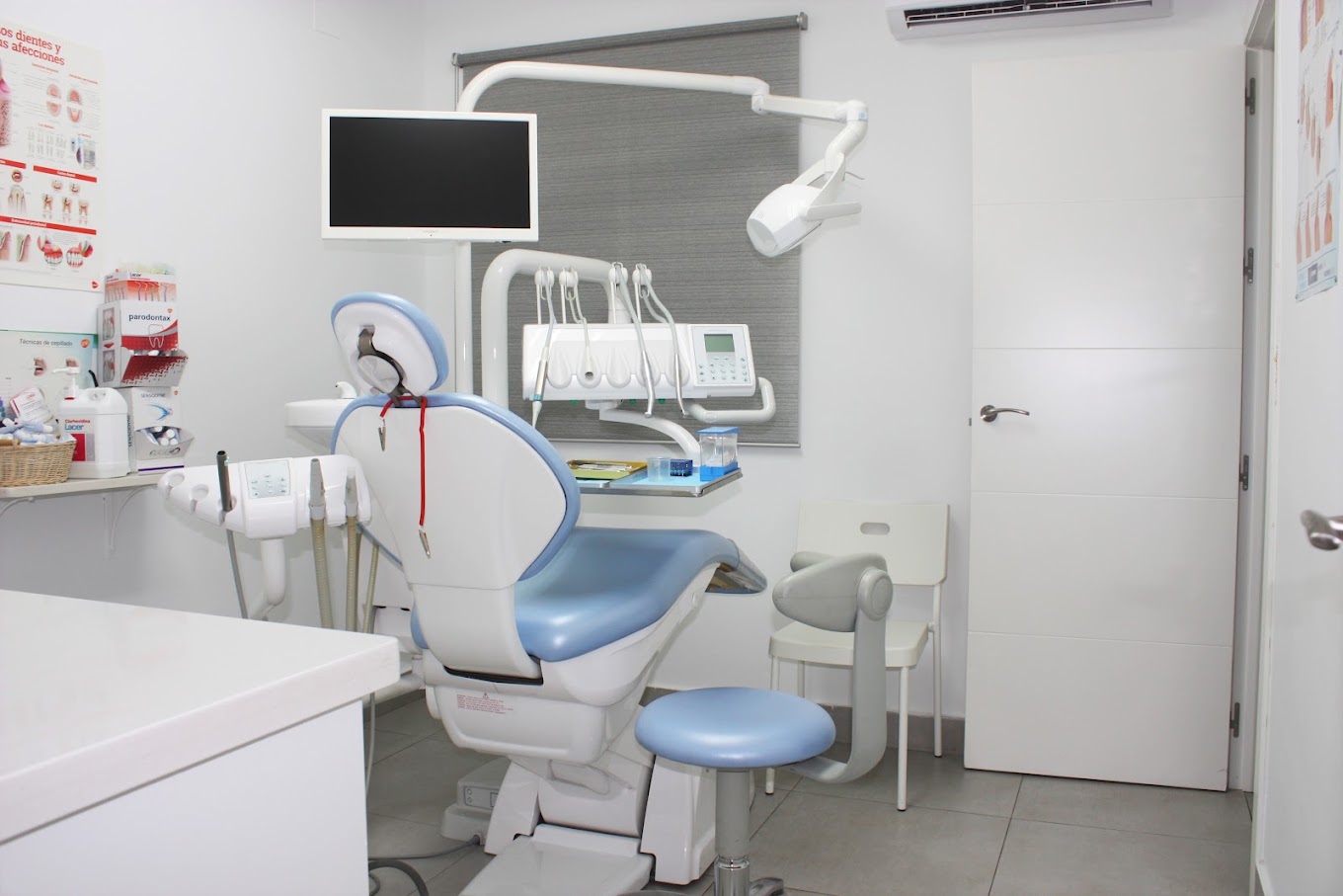 Gabinete dental con sillón azul de la Clínica Dental Doctor Babío