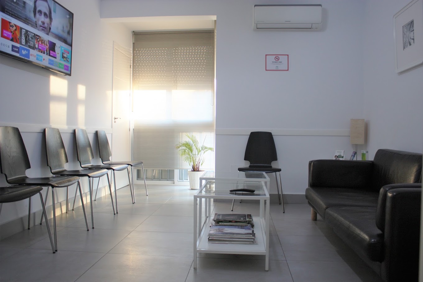 Sala de espera luminosa de la Clínica Dental Doctor Babío