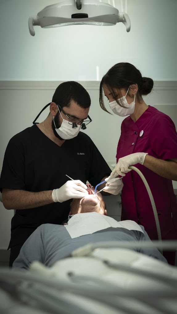 Equipo clínico trabajando durante un tratamiento dental
