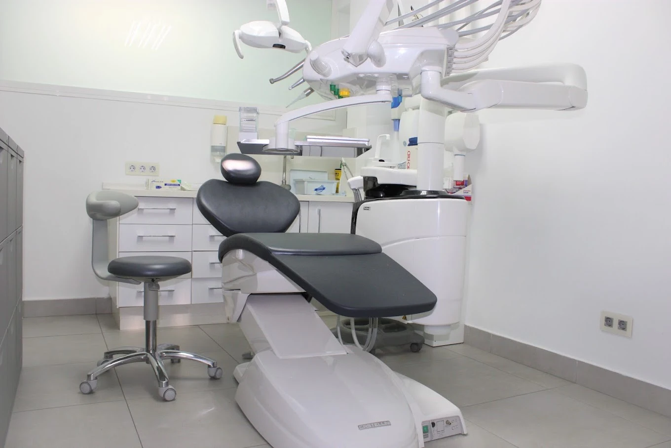 Gabinete dental con sillón oscuro de la Clínica Dental Doctor Babío