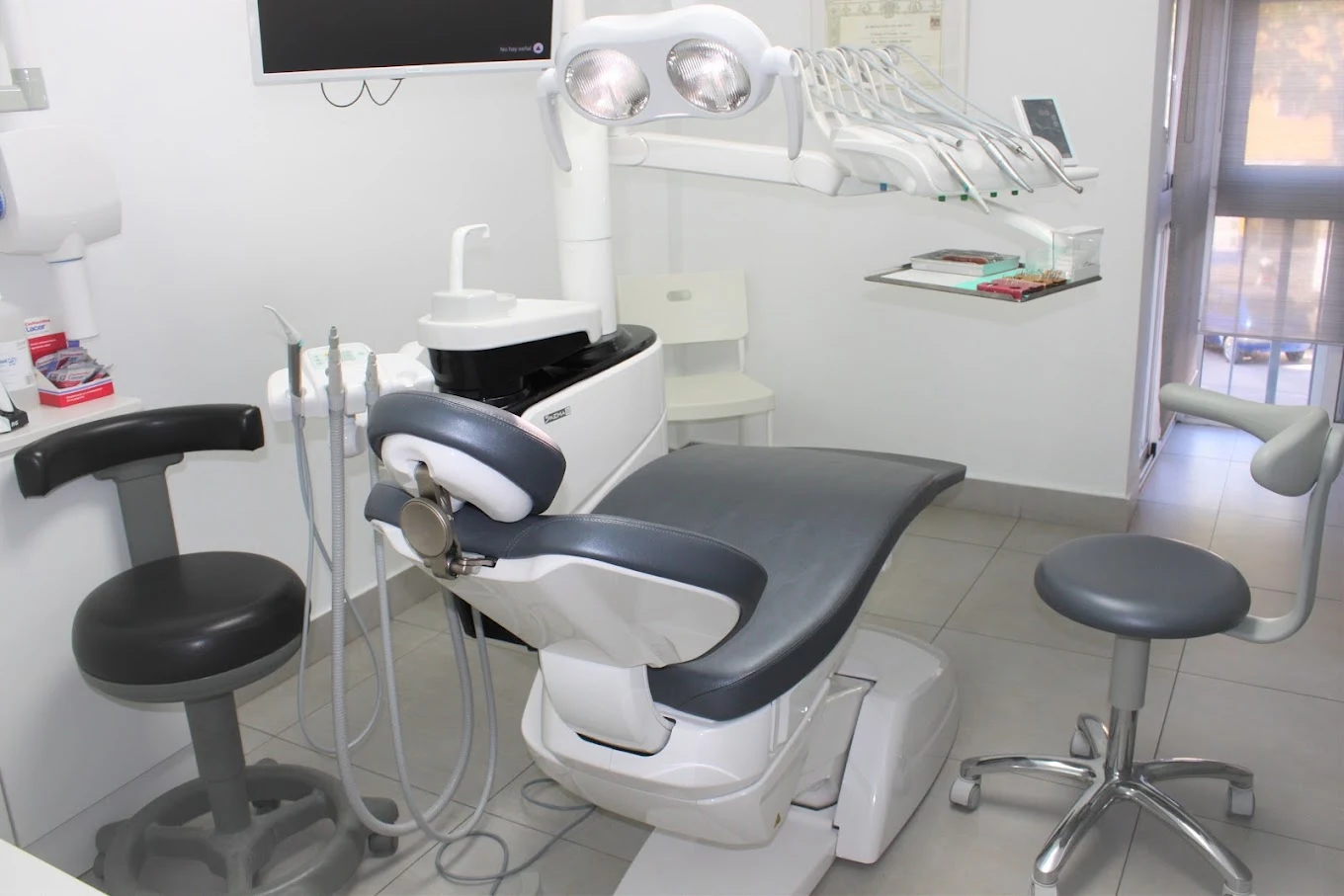 Gabinete dental con sillón oscuro y luz clínica de la Clínica Dental Doctor Babío