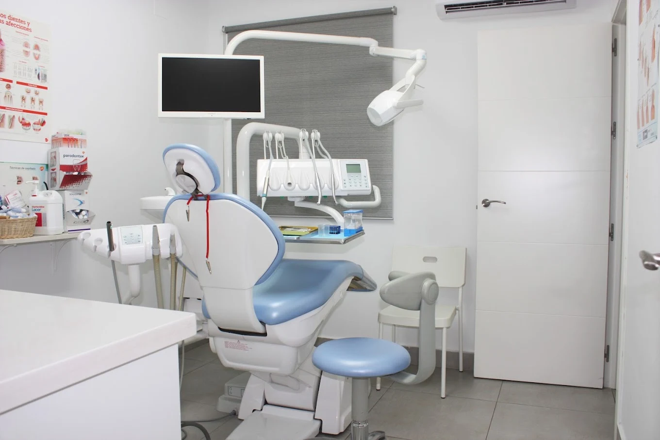 Gabinete dental con sillón azul de la Clínica Dental Doctor Babío