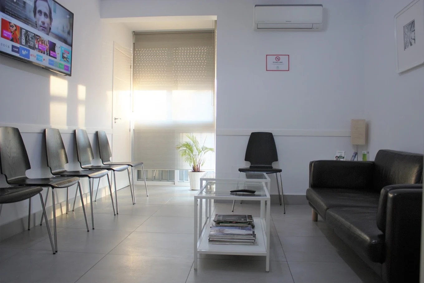 Sala de espera luminosa de la Clínica Dental Doctor Babío